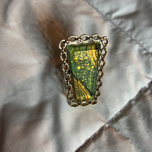 NWOT Beautiful gold ring with green and yellow design. Stretchy band - Picture 3 of 3